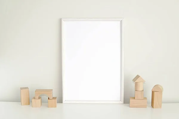 Çocuk odası ya da çocuk odası için beyaz çerçeve, boş fotoğraf çerçevesi ve tahta küpler..