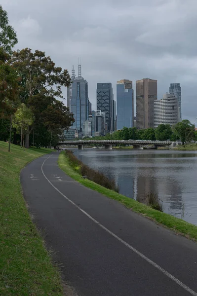 Melbourne şehrine giden Yarra Nehri boyunca bisiklet pisti