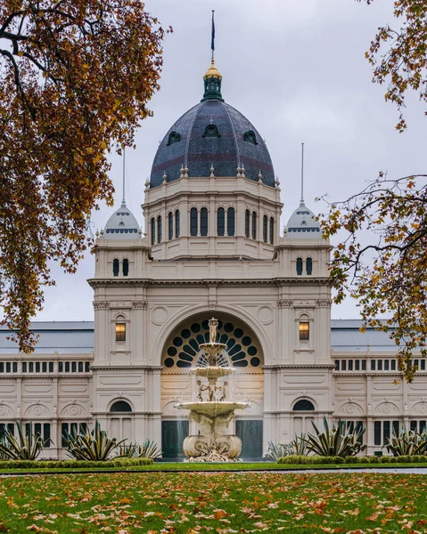 MELBOURNE, AUSTRALYA - 23 Mayıs 2020: Carlton Gardens Kraliyet Sergisi.