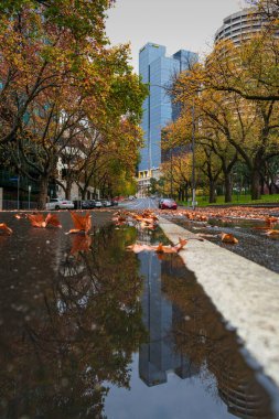 MELBOURNE, AUSTRALYA - 23 Mayıs 2020: Melbourne CBD 'deki inşaata giden plaj panelleri