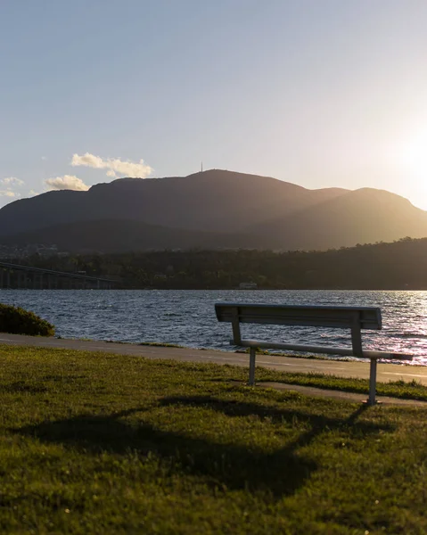 Wellington Dağı, Hobart Tazmanya Avustralya 'daki Derwent Nehri' nin karşısından izlendi.