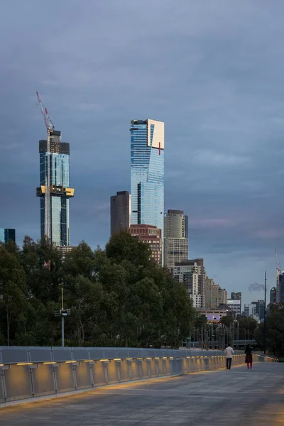 MELBOURNE, AUSTRÁLIA - 18 de outubro de 2019: Torres de Eureka e Austrália 108 construídas parcialmente a partir da Ponte William Barak em Melbourne . — Fotografia de Stock