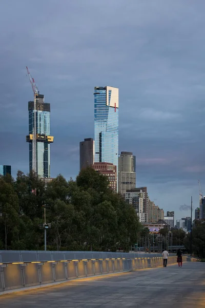 MELBOURNE, AUSTRALYA - 18 Ekim 2019: Kısmen Avustralya 108 ve Melbourne 'daki William Barak Köprüsü' nden Eureka kuleleri inşa edildi.