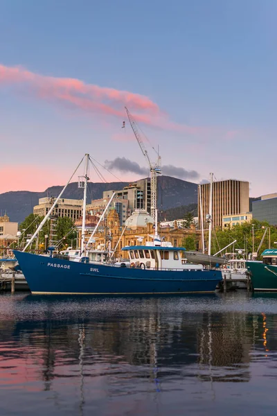 HOBART, AUSTRALYA - 26 Ekim 2019: Arka planda Hobart CBD ve Mout Wellington ile Victoria Rıhtımı.