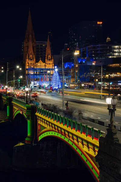 MELBOURNE, AUSTRALYA - 8 Aralık 2019 - Melbourne 'daki bir Princes Köprüsü' nde yapılan uzun bir Noel tahminleri,