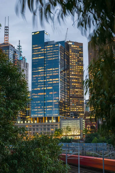 MELBOURNE, ÖSTERRIKE - 18 oktober 2019: Utställningsbyggnaden 108 inramad av träd. — Stockfoto