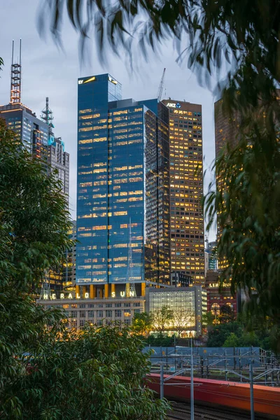MELBOURNE, AUSTRALYA - 18 Ekim 2019: Ağaçlar tarafından çerçevelenen 108 Sergi Binası.