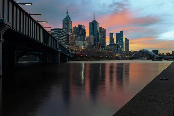 Colorido nascer do sol sobre o CBD Melbourne na Austrália — Fotografia de Stock