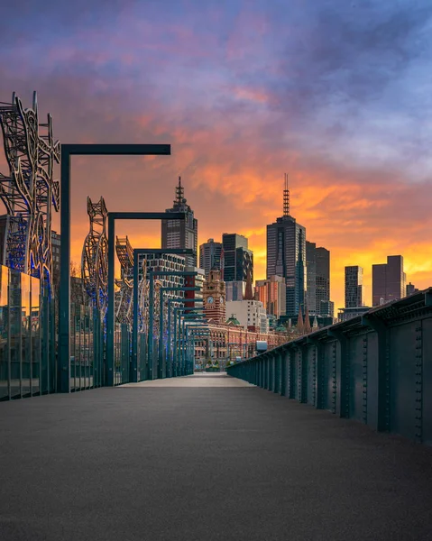 Nascer do sol australiano vibrante na cidade de Melbourne a partir da Ponte Sandridge — Fotografia de Stock