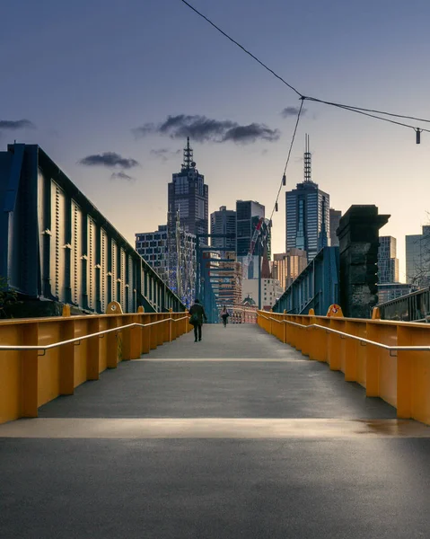 Sandridge-Fußgängerbrücke führt in die Stadt Melbourne — Stockfoto