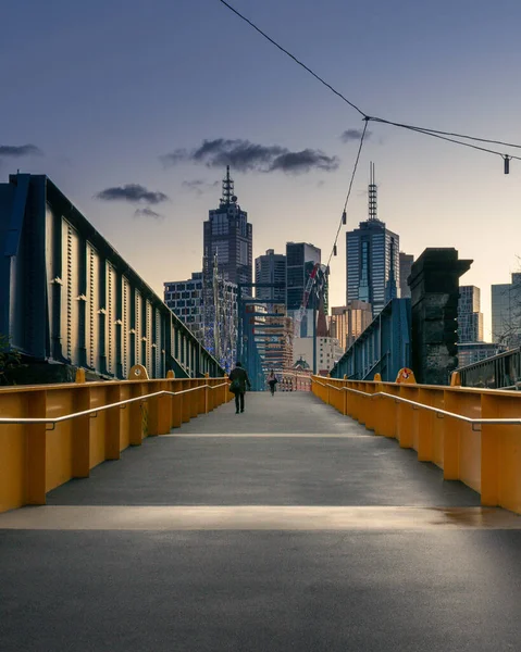 Sandridge köprüsü Melbourne şehrine açılıyor.