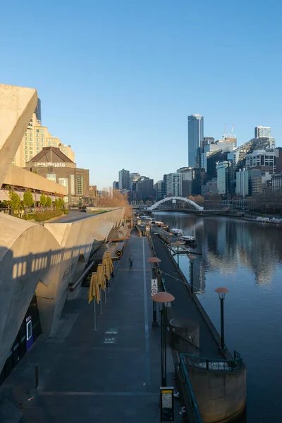 MELBOURNE, AUSTRALYA - 28 Haziran 2020: Koronavirüs salgını sırasında Melbourne 'da boş bir Güney Bankası