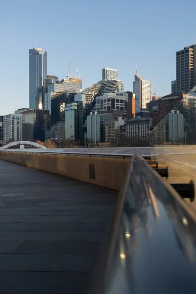 MELBOURNE, AUSTRALYA - 28 Haziran 2020: Melbourne şehrindeki boş patika