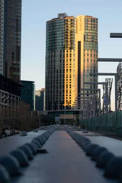 MELBOURNE, AUSTRALYA - 28 Haziran 2020: Melbourne 'daki Crown Kumarhanesi' nde sabah güneşi parlıyor