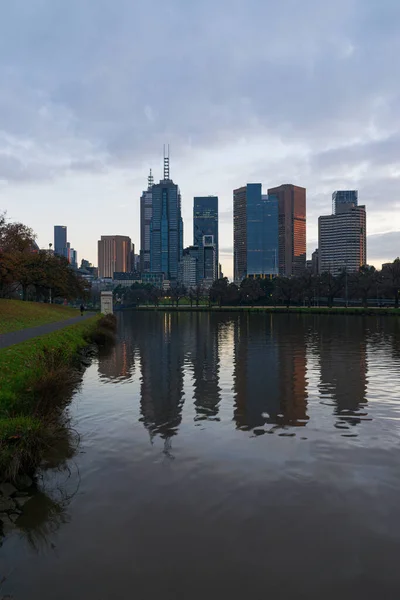 Yarra Nehri 'ndeki Melbourne CBD' nin dalgalı yansıması.