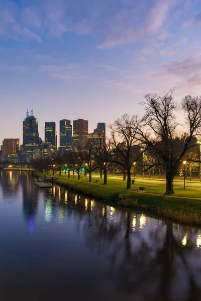 O rio Yarra que leva ao Melbourne na Austrália durante o inverno — Fotografia de Stock