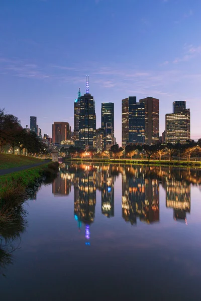 Vroege ochtend reflecties van Melbourne wolkenkrabbers op de Yarra rivier. — Stockfoto