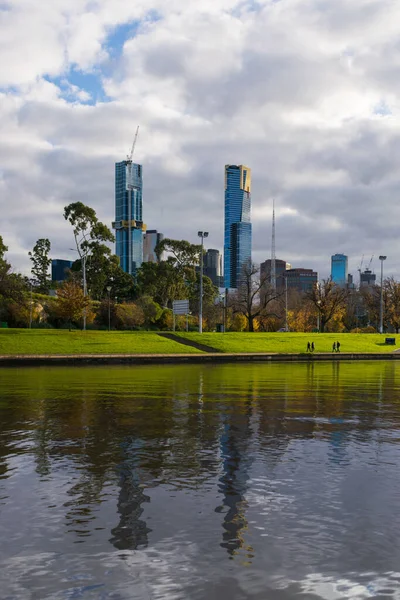 MELBOURNE, ÖSTERRIKE - 7 juni 2020: Ett under uppbyggnad Australien 108 torn bredvid Eureka tornet. — Stockfoto