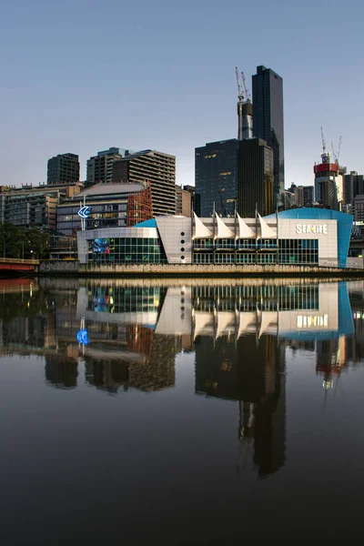 MELBOURNE, ÖSTERRIKE - 20 juni 2020: Havslivets melbourne-akvarium från andra sidan floden Yarra — Stockfoto