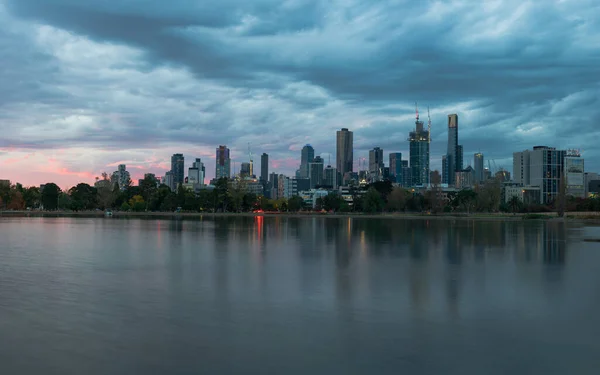 Albert Park Gölü 'nde Moody Melbourne gün batımı