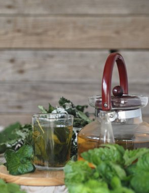 Şifalı bitki. Bitki çayı ve kurutmak için kullanışlı bitkilerle birlikte çaydanlık. Gelecek için şifalı bitkilerin bahar hazırlıkları.