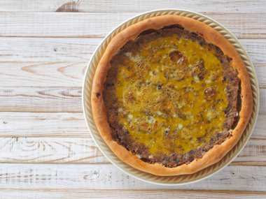 Kurutulmuş cipsten yapılmış ev yapımı elmalı turta. Beyaz ahşap masa. Tepeden manzara.