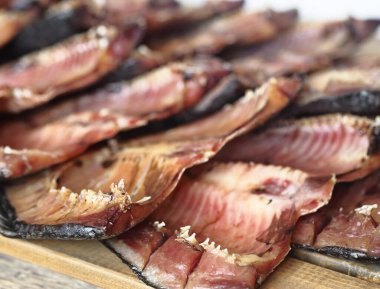 Rus balığı. Kurutulmuş tuzlu tatlı su balığı sazan balığı, yaygın olarak balyk olarak bilinir, havalandırma için ahşap bir ızgaranın üzerine serilmiştir..