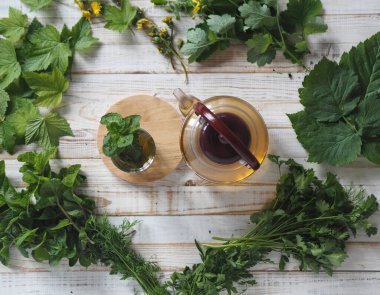 Kalp modelinin ortasında çay demliği olan bitkisel çay. Kurutmak için hazırlanmış şifalı otlar ve bitkilerle dolu. Gelecek için şifalı ve kullanışlı bitkiler hazırlıyoruz..