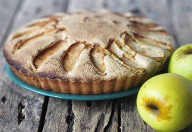 Yan görünüş. Ev yapımı Apple sünger keki. Doğal antik bir ahşap masa üzerine çikolata parçaları eklenmiş..