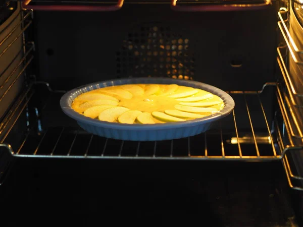 Домашні Натуральні Хлібобулочні Вироби Яблуками Домашній Пічці Круглий Губчастий Торт — стокове фото