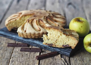 Mutfakta elmalı turta ve çikolatalı siyah tahta. Sağlıklı doğal yiyecekler. Ev yapımı kek..