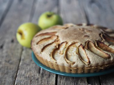 Yan görünüş. Ev yapımı Apple sünger keki. Doğal antik bir ahşap masa üzerine çikolata parçaları eklenmiş..