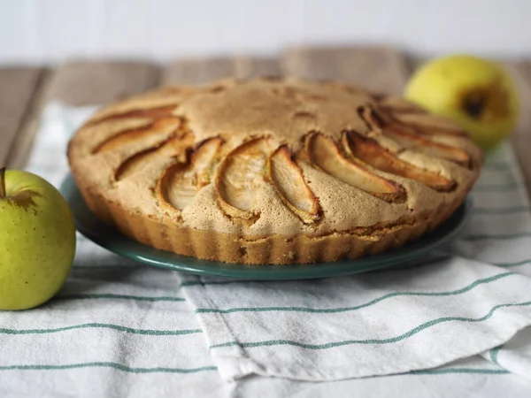 Doğal ahşap bir masada peçeteye çikolata parçalı elmalı kek eklendi. Sağlıklı ev yapımı kekler..
