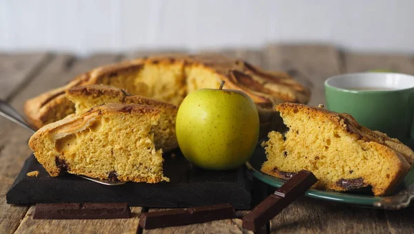 Zelfgemaakte Taart Appeltaart Keuken Donker Bord Met Appels Chocolade Voor — Stockfoto