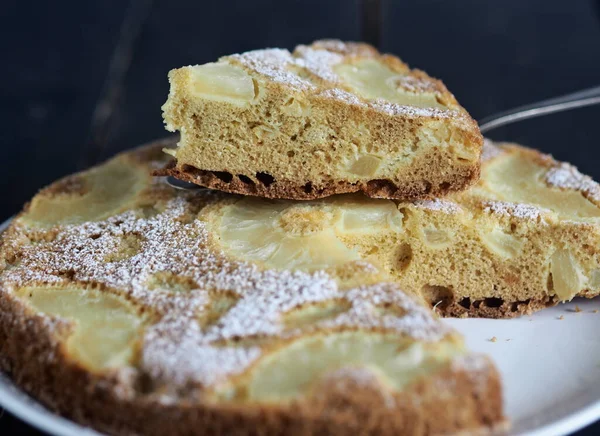 Thuis Koken Spons Taart Met Ananas Een Donkere Achtergrond — Stockfoto