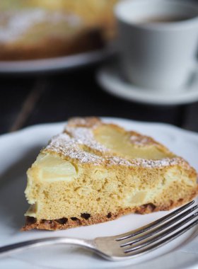 Ev yemeği. Şekerleme arka planı. Masanın üzerinde ananaslı sünger keki. Ön planda bir parça pasta ile. Sağlıklı doğal yiyecek..