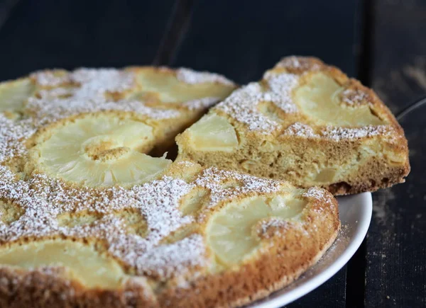 Pastel Esponja Con Piña Sobre Una Mesa Madera Oscura Cocina —  Fotos de Stock