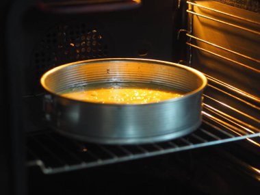 Ev yemeği. Koyu arkaplanda ananaslı sünger keki..