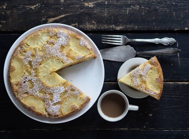 Üst Manzara. Ev yemeği. Şekerleme arka planı. Ananaslı pandispanya. Koyu ahşap bir masada. Sağlıklı, doğal yiyecekler..