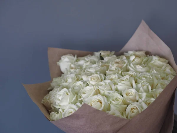 Поздравляю Праздником Большой Букет Белых Роз Сером Фоне Бумажной Упаковке — стоковое фото