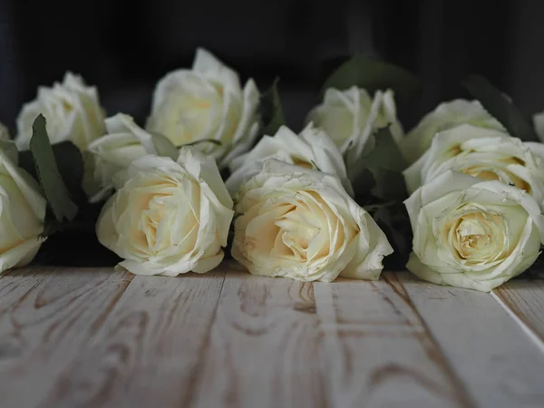 Λευκά Τριαντάφυλλα Απλωμένα Μπροστά Ένα Ανοιχτό Ξύλινο Διακοσμητικό Φόντο Για — Φωτογραφία Αρχείου