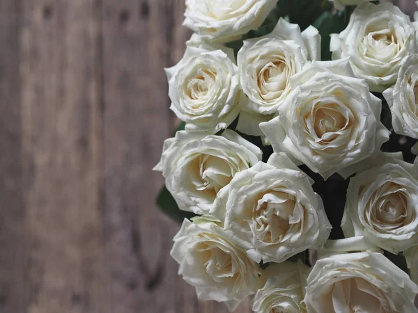 白色的玫瑰铺在半边木制的古老背景上 从上面看花牌 案文的位置 — 图库照片