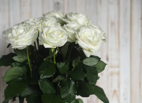 Букет Белых Роз Белом Деревянном Фоне Вид Спереди Цветочная Открытка — стоковое фото