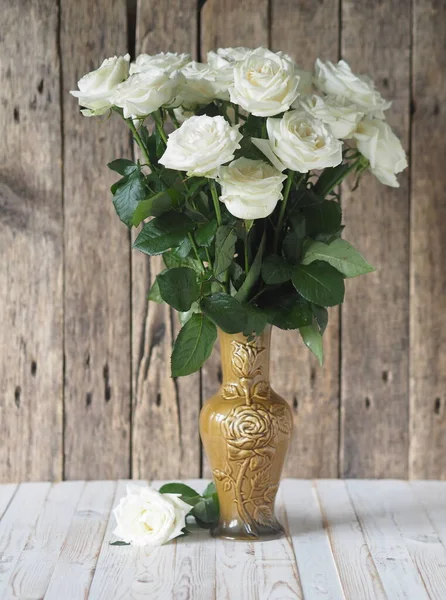 Cartão Com Flores Buquê Rosas Brancas Vaso Barro Fundo Madeira — Fotografia de Stock