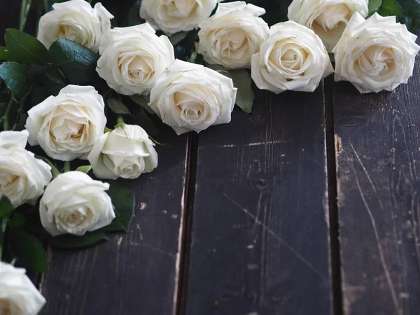 Ανοιξιάτικο Φόντο Λουλουδιών Φως Τριαντάφυλλα Σκούρο Ξύλινο Διακοσμητικό Φόντο Για — Φωτογραφία Αρχείου