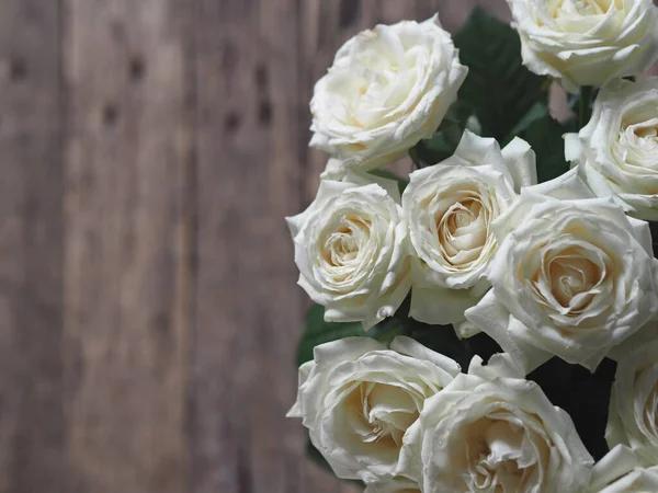 Rosas Blancas Dispuestas Sobre Medio Fondo Antiguo Madera Vista Desde —  Fotos de Stock