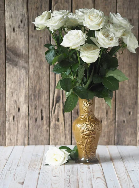 有花的贺卡 白色的玫瑰束在一个粘土花瓶的天然木制背景 先见之明案文的位置 — 图库照片