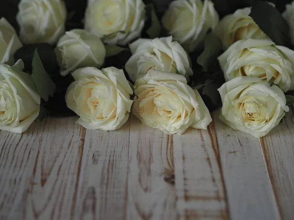 Λευκά Τριαντάφυλλα Απλωμένα Μπροστά Ένα Ανοιχτό Ξύλινο Διακοσμητικό Φόντο Για — Φωτογραφία Αρχείου