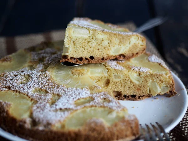 Huiskeuken Banketbakkersachtergrond Ronde Spons Taart Met Ananas Met Een Gesneden — Stockfoto