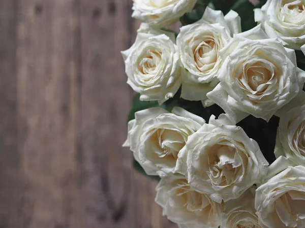 Rosas Blancas Dispuestas Sobre Medio Fondo Antiguo Madera Vista Desde —  Fotos de Stock